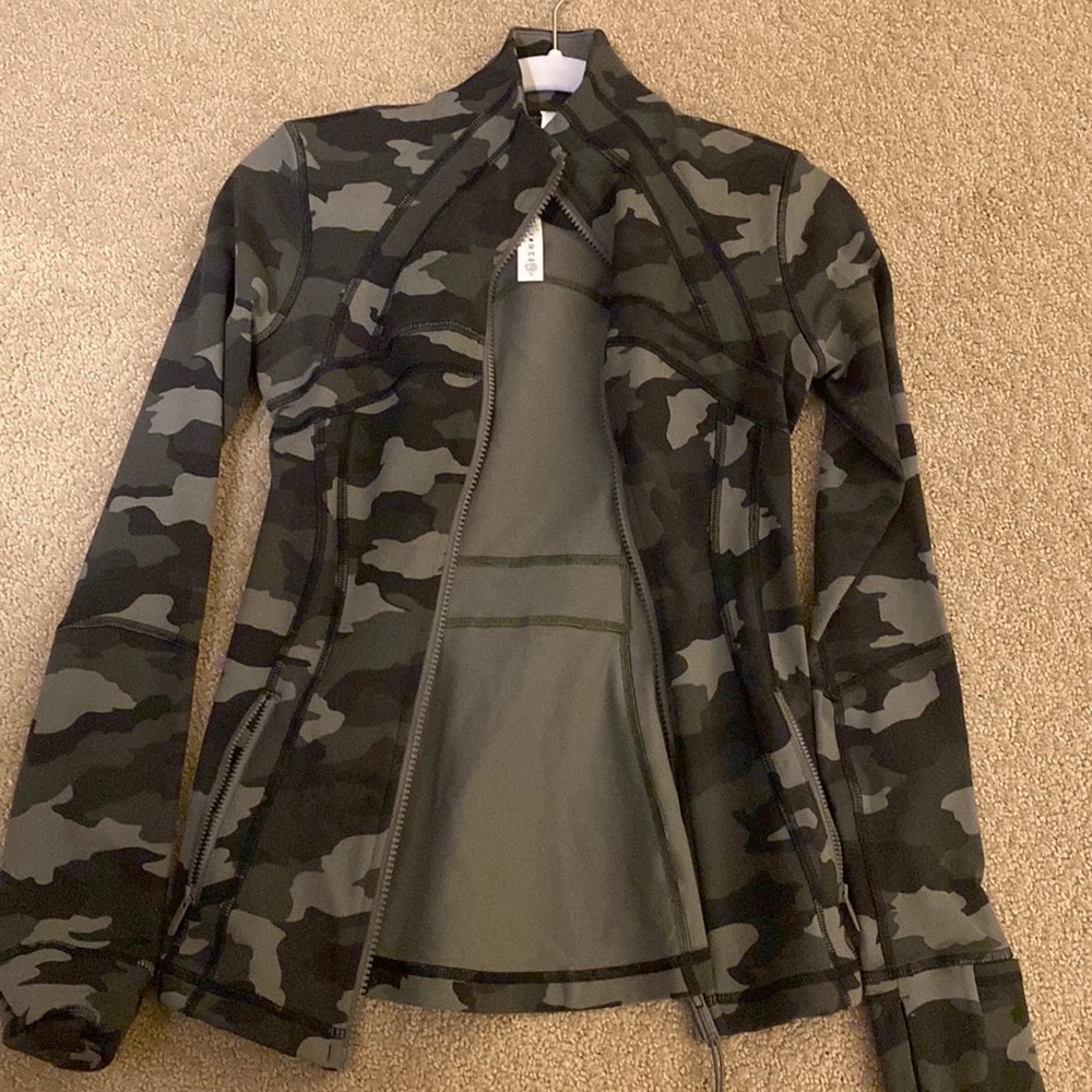 Lulu lemon camo BBl jacket define jacket !! (Size 2)